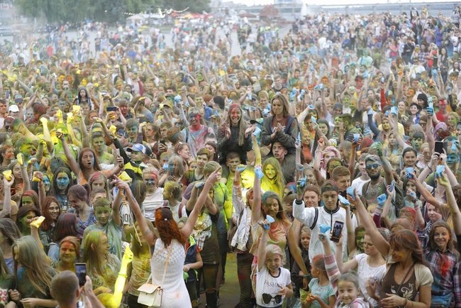 Майже 3 тисячі учасників і півтонни фарб, - у Дніпрі провели Kolir Fest 03