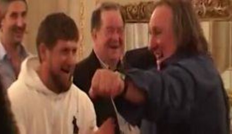 "Но Русь мне нанесла удар - сосите хрен, месье Жерар", - "Депардье" спел об отношениях с Кадыровым. ВИДЕО
