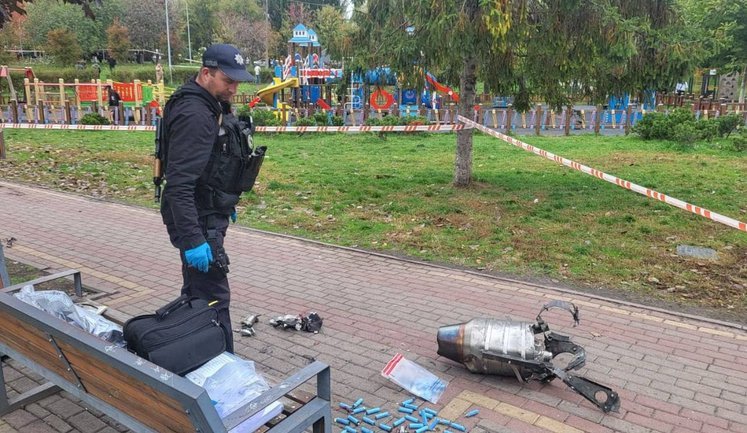Ворог атакував Київ БпЛА: уламки впали біля парку у Солом’янському районі, двоє постраждалих (оновлено). ФОТОрепортаж
