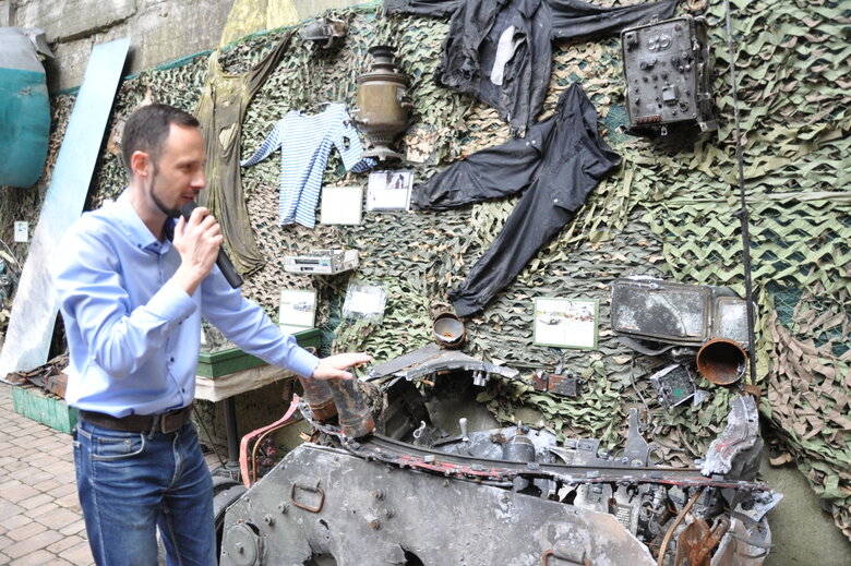 Кресло-катапульта, образцы снарядов и личные вещи рашистов: На Андреевском спуске открылась благотворительная выставка Спротив-2022 44 Кресло-катапульта, образцы снарядов и личные вещи рашистов: На Андреевском спуске открылась благотворительная выставка Спротив-2022 44