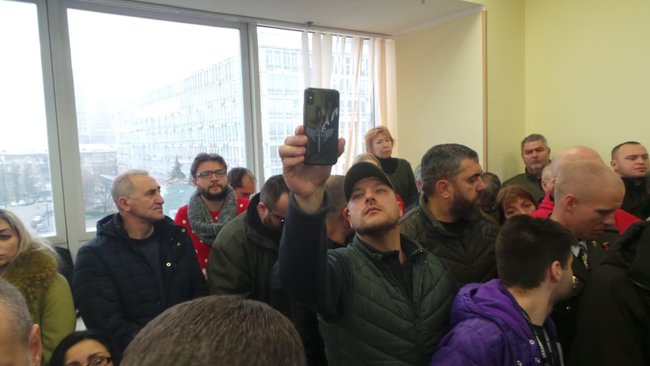 Суд розглядає апеляцію на арешт обвинуваченого у закупівлі неякісних бронежилетів Марченка: під будівлею суду відбувається акція на підтримку генерала 07