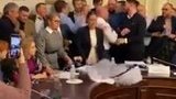 ОПЗЖ и "Батькивщина" захватили кресло главы аграрного комитета, пытаясь не допустить рассмотрения правок к законопроекту о рынке земли. ВИДЕО