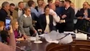 ОПЗЖ і "Батьківщина" захопили крісло глави аграрного комітету, намагаючись не допустити розгляду правок до законопроєкту про ринок землі. ВIДЕО