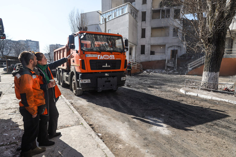 В одесской многоэтажке продолжают ликвидировать последствия разрушений после российского ракетного удара: некоторые жители до сих пор не вышли на связь 21