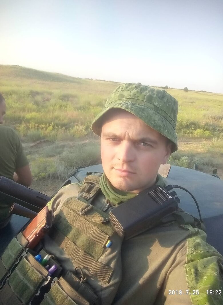 Герой України Дмитро Чавалах про бої 24 лютого: З одного боку танки, з іншого – десант, над нами постійно їхня авіація, і ми отримуємо команду проривати Антонівський міст 01