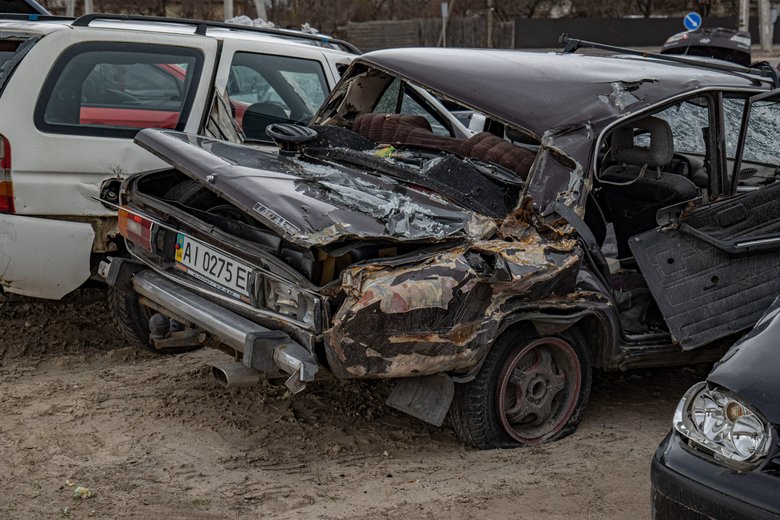 Кладовище розстріляних автомобілів цивільних в Бучі 08