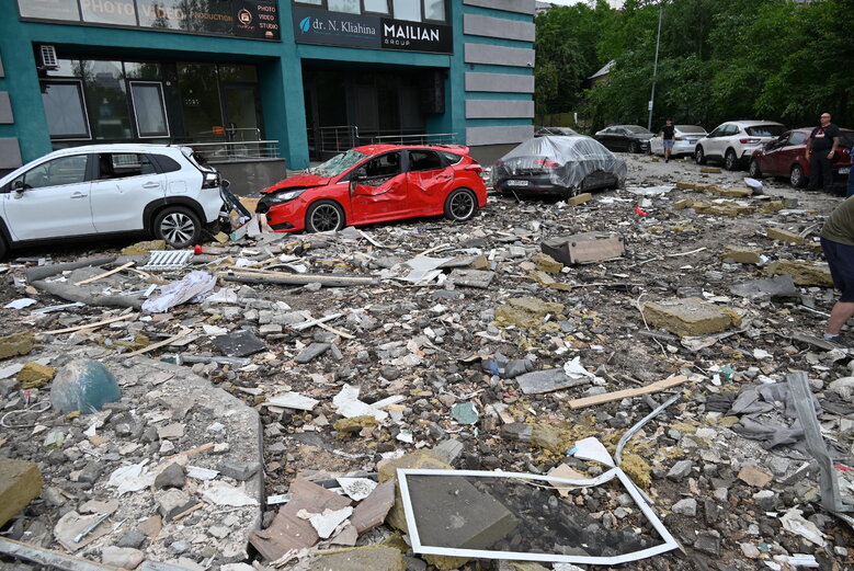 Последствия падения обломков вражеской ракеты на многоэтажку в Соломенском районе Киева 13