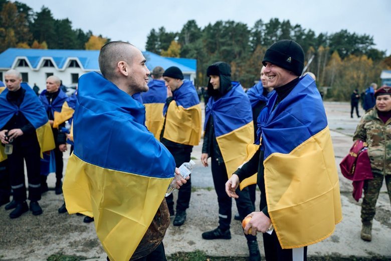 Ukraine brings home 270 defenders in prisoner exchange with Russia