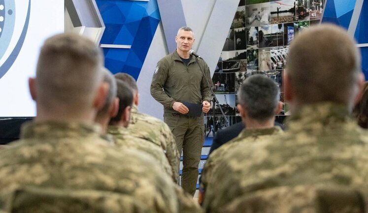 On AFU day, Klytschko awarded Kyiv Territorial Defence fighters with medals "Honor. Glory. State" medals. PHOTO