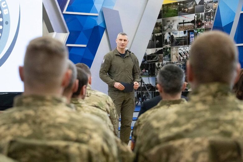 On AFU day, Klytschko awarded Kyiv Territorial Defence fighters with medals Honor. Glory. State medals 01