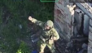 Російський солдат безстрашно махає руками і його дрон-камікадзе прямою наводкою атакує. ВIДЕО