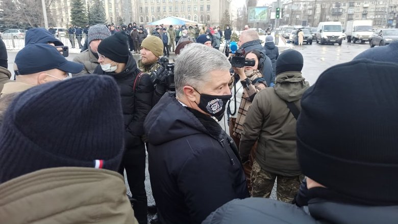 Беги, Вова, беги: Под судом, рассматривающим апелляции относительно меры пресечения для Порошенко, собрались митингующие 01
