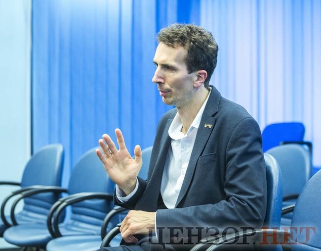 Віктор Плахута: На базі профільного комітету з питань нацбезпеки розроблений закон про оборонні закупівлі, інша версія закону існує на майданчику Офісу президента. Чи буде зареєстровано обидва – не знаємо 05