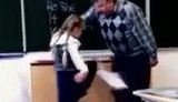Ученица младших классов бьет учителя: Не хнычь! Не надо хныкать! + ВИДЕО