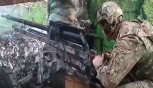 Бойцы отдельного разведвзвода отражают атаку пехоты ВС РФ на только что занятых позициях. ВИДЕО