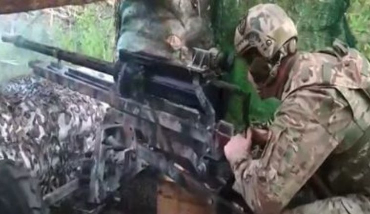 Бойцы отдельного разведвзвода отражают атаку пехоты ВС РФ на только что занятых позициях. ВИДЕО