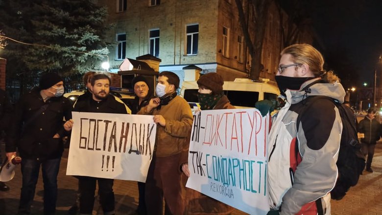 Украинцы у посольства Казахстана выразили поддержку протестующим 17