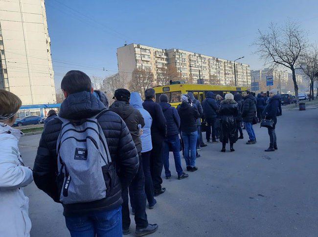 Kyiv suffers from traffic jams as underground remains closed 08