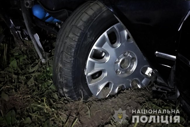 На Чернігівщині 18-річна водійка Audi влетіла в будинок: два її пасажири загинули 07 На Чернігівщині 18-річна водійка Audi влетіла в будинок: два її пасажири загинули 07