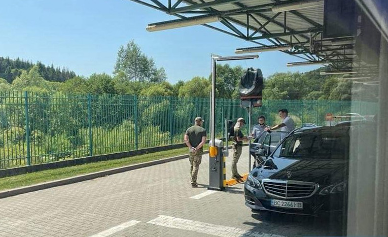 У голови штабу оборони Дніпра Корбана прикордонники відібрали український паспорт (оновлено) 02