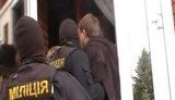 Милиция и спецназ не пускают бютовца Суслова в его дом: Следователь не разрешает. Проводит следственные действия. ВИДЕО.