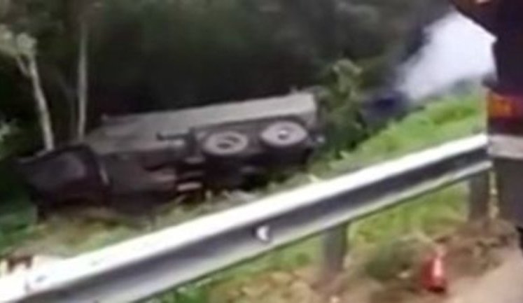 "Видать, крепкий, сука!", - два новейших броневика "Тайфун-У", принадлежащих бригаде спецназа ГРУ армии РФ, слетели в кювет на Кубани. ВИДЕО