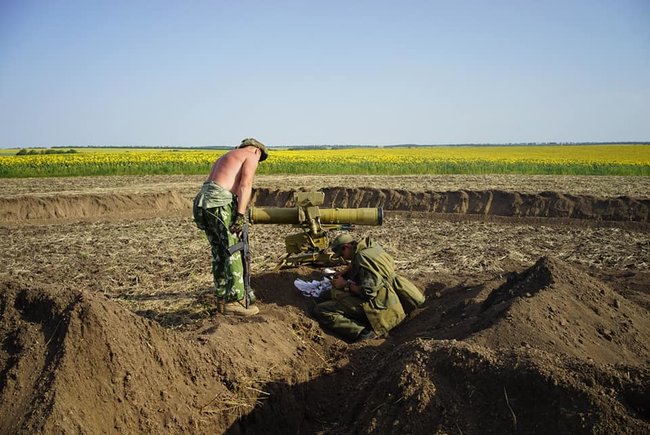 Інженер підбиває другу машину, там все горить, сила силенна сєпарських трупів. Я покинув СПГ і почав гатити з ПТУРа по танку, - Дмитро Коцюбайло (Да Вінчі) про бій у Пісках у квітні 2015 року 05