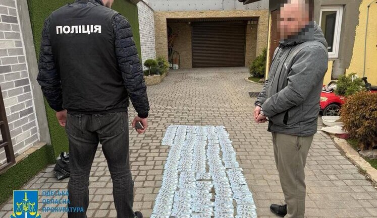 За 130 тис. дол. США обіцяв підозрюваному уникнути в’язниці – викрито мешканця Одеси. ФОТОрепортаж