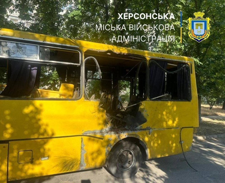 РФ атакувала маршрутку в Херсоні: є загиблі та поранені