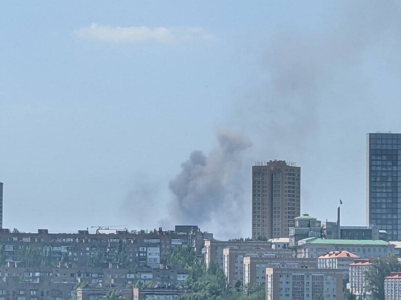 Ammunition depot is on fire in occupied Donetsk, explosions are heard 01