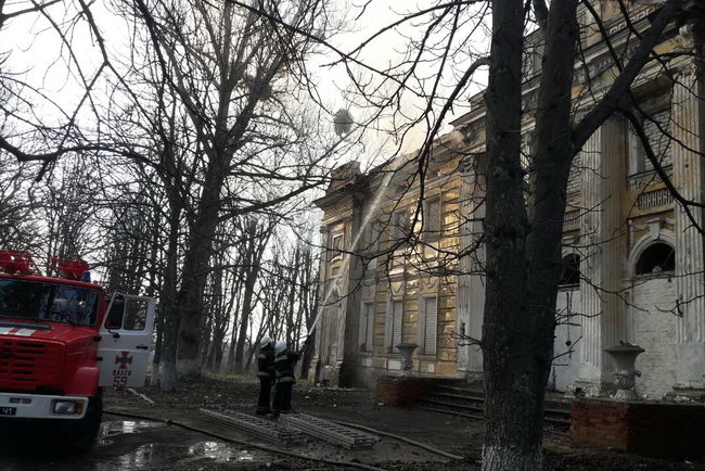 ДСНС гасить пожежу в садибі Шидловських Старомерчицького палацово-паркового комплексу на Харківщині 04