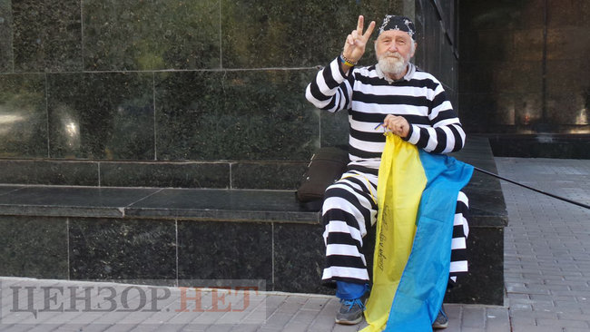 ФСБ+ГПУ=дружба?: активісти пікетують ГПУ проти екстрадиції в РФ Тумгоєва 04