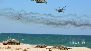 "Половину БТРа та півшолома бійця вода з'їла": начальник Генштабу Муженко виставив фотошоп замість фотографії справжніх маневрів на Азовському морі. СКРИНШОТИ