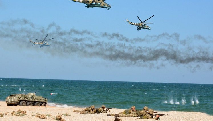 "Половину БТРа та півшолома бійця вода з'їла": начальник Генштабу Муженко виставив фотошоп замість фотографії справжніх маневрів на Азовському морі. СКРИНШОТИ