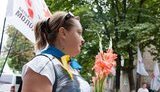 Сторонники ждут у здания СИЗО: рисуют мелками и несут цветы. ФОТОрепортаж