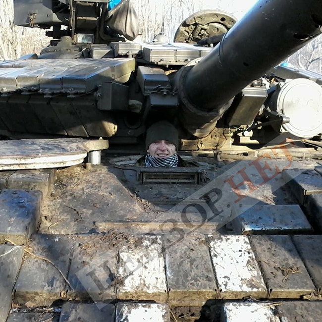 Командир танкового екіпажу 51-ої бригади Богдан Макаров: Одним снарядом ми влучили прямісінько в одну групу мінометів і знищили її. Тоді ми знешкодили від 30 до 35 осіб. Якби ще працював мій командирський кулемет… 03