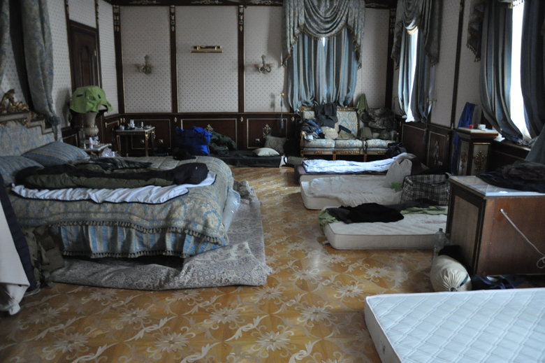 Штаб військових медиків Першого добровольчого мобільного шпиталю в маєтку Пінчука 12