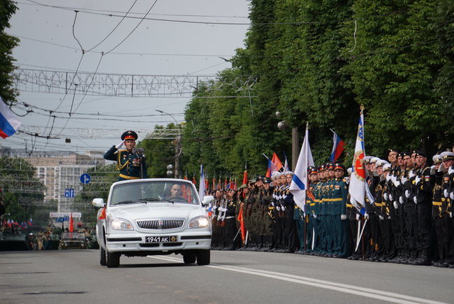 Оккупанты провели в Крыму сразу два военных парада 14