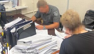 Нараховувала бойові виплати бухгалтерам, які не воювали на передовій