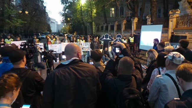 Головнокомандувач - головнозамовчувач, - активісти відсвяткували під АП день народження проекту BIHUS-info, який опублікував розслідування щодо заступника глави СЗР Семочка 03 Головнокомандувач - головнозамовчувач, - активісти відсвяткували під АП день народження проекту BIHUS-info, який опублікував розслідування щодо заступника глави СЗР Семочка 03