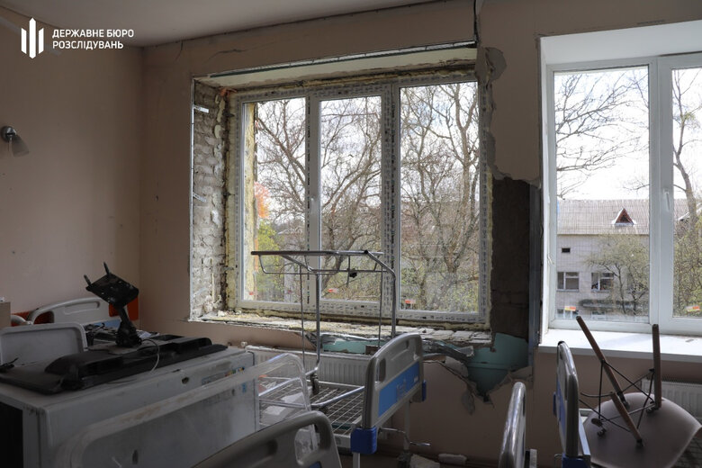 ДБР встановило військовослужбовців РФ, які з танків розстрілювали лікарню в Тростянці 08