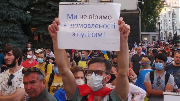 Под Офисом Зеленского в Киеве прошла акция протеста против условий прекращения огня на Донбассе 07