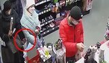 "Охрініти! Бережіть свої кишені!" – кишенькові злодійки обкрадають відвідувачів магазинів на київській Троєщині. ВІДЕО камер спостереження