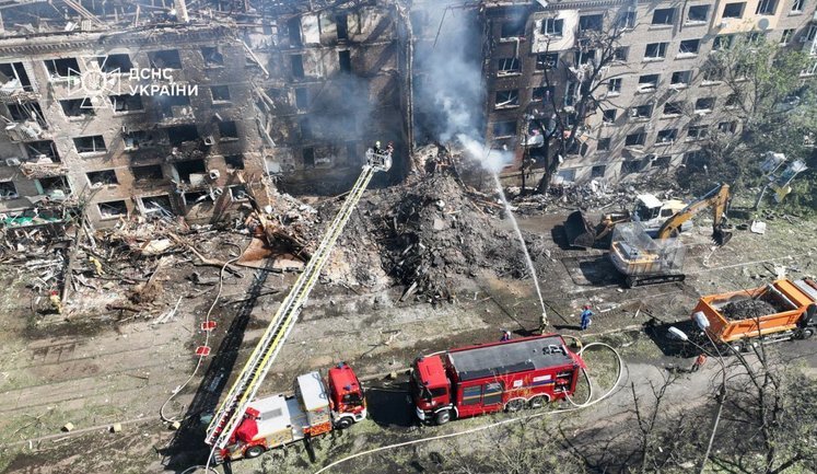 Під завалами в Києві можуть бути люди: пошуково-рятувальні операції тривають. ФОТОрепортаж