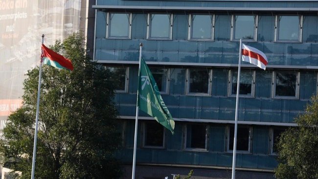 Посольство Білорусі у Швеції підняло біло-червоно-білий прапор 01
