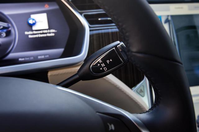 автомобиль tesla