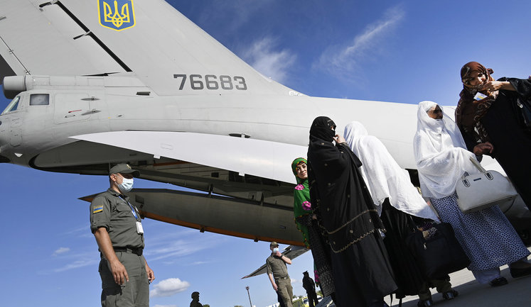 Военные, разведчики и дипломаты провели блестящую работу, - Зеленский об эвакуации людей из Афганистана. ФОТОрепортаж
