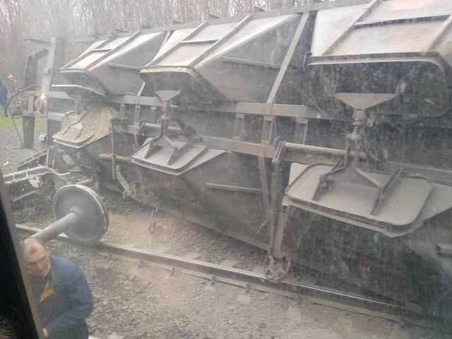 Вантажний потяг зійшов із рейок під Маріуполем 04