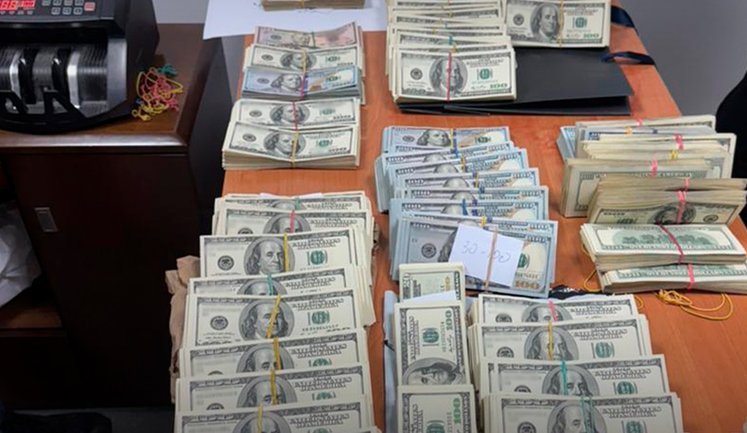 Вилучено понад $850 тис.: детективи НАБУ обшукали митний пост "Луцьк" і його посадовців. ФОТО