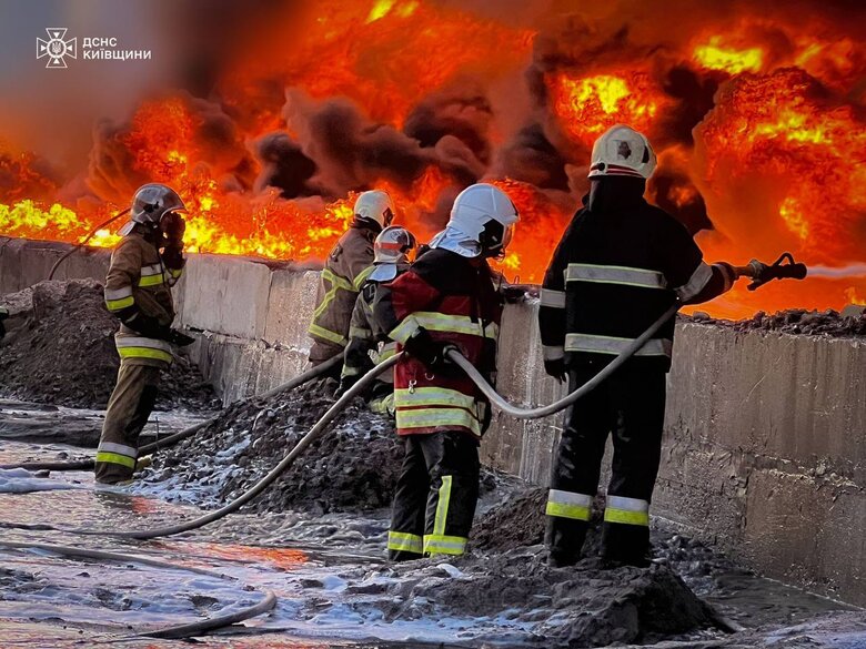 Ліквідація пожежі на промисловому об'єкті в Київській області
